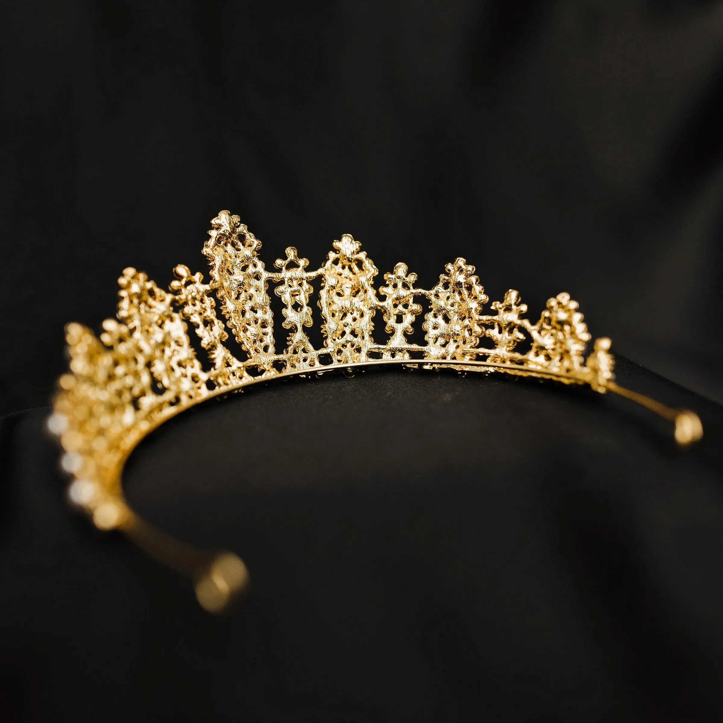 Hollis' Tiara in Gold Pearl