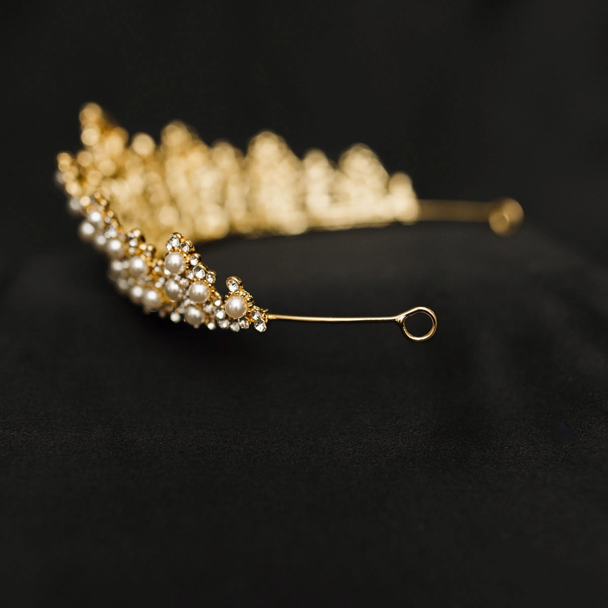 Hollis' Tiara in Gold Pearl