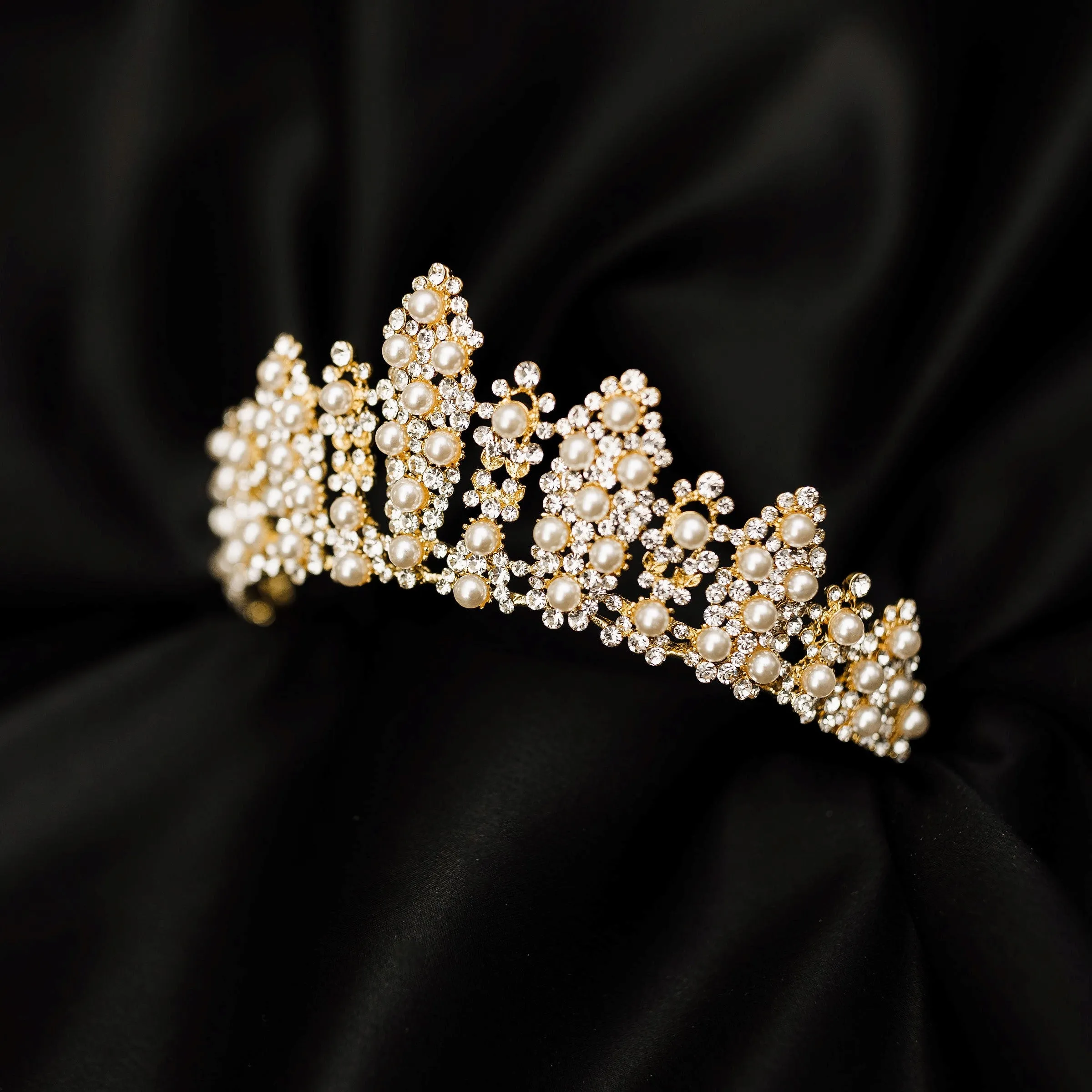 Hollis' Tiara in Gold Pearl