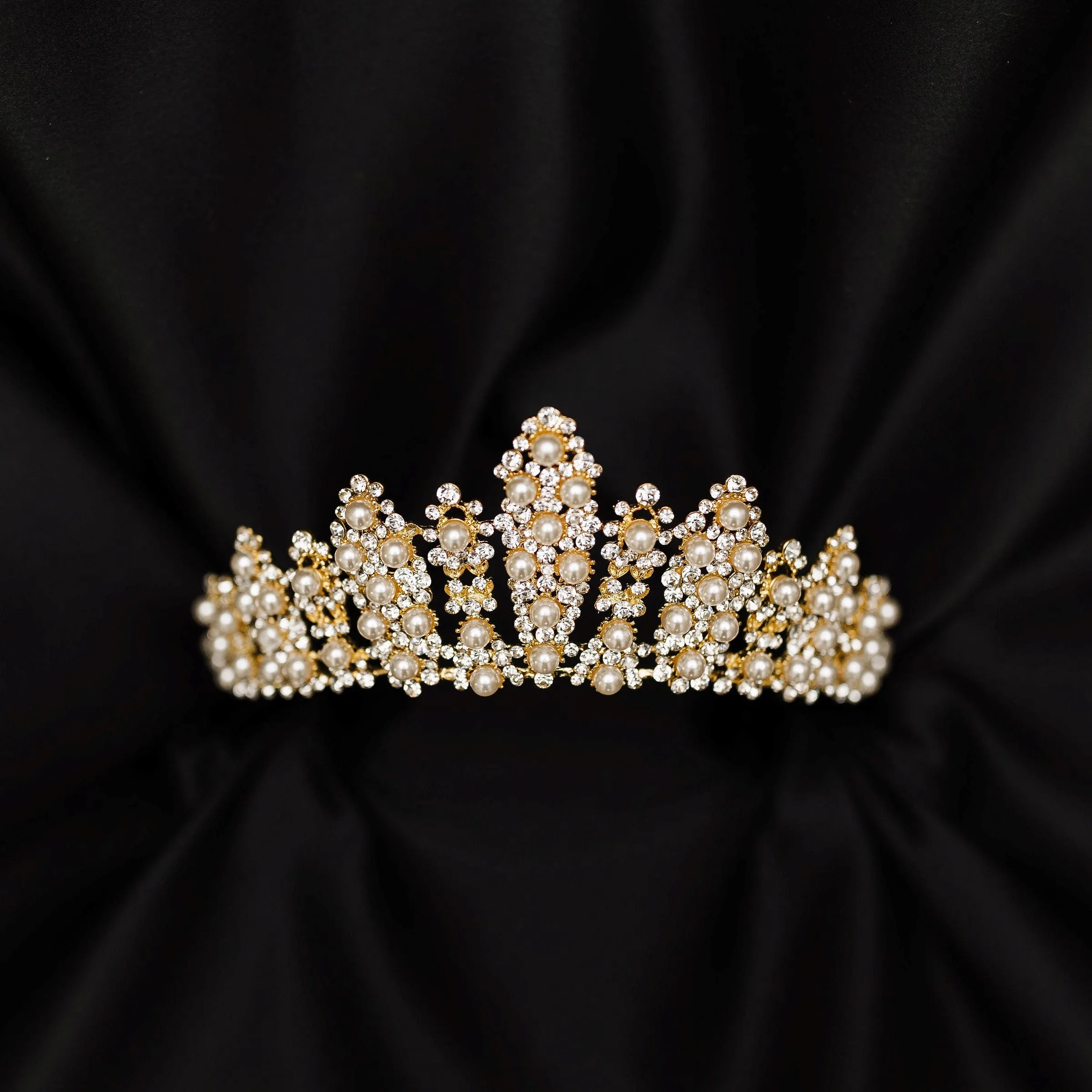 Hollis' Tiara in Gold Pearl